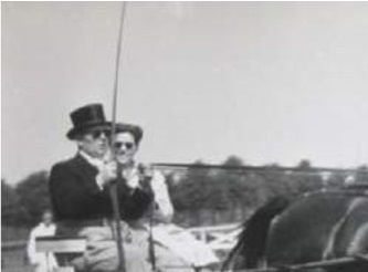 Toon van Heijst en zus Dineke van Heijst met de hengst Batouwer (1951). Winnaar van de aangespannen rubriek in de contreien 